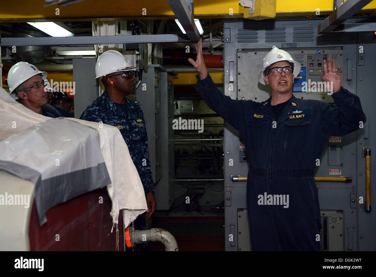 Jefe Senior Engineman Eric Martin explica las actualizaciones del motor previsto del buque al Comandante del Grupo de ataque expedicionario (ESG) 3 Trasero Adm. Frank estanque durante una excursión a bordo del USS buque anfibio de transporte Dock Green Bay (LPD 20). Green Bay está en BAE Syst Foto de stock
