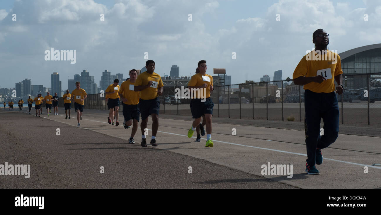 Los marineros asignados a la clase Nimitz portaaviones USS Carl Vinson (CVN 70) participar en una prueba de Preparación Física (PRT) en la Estación Aérea Naval North Island. El PRT es un test de evaluación física semestral consistente de pushups, curl ups y un 1,5 milla Foto de stock