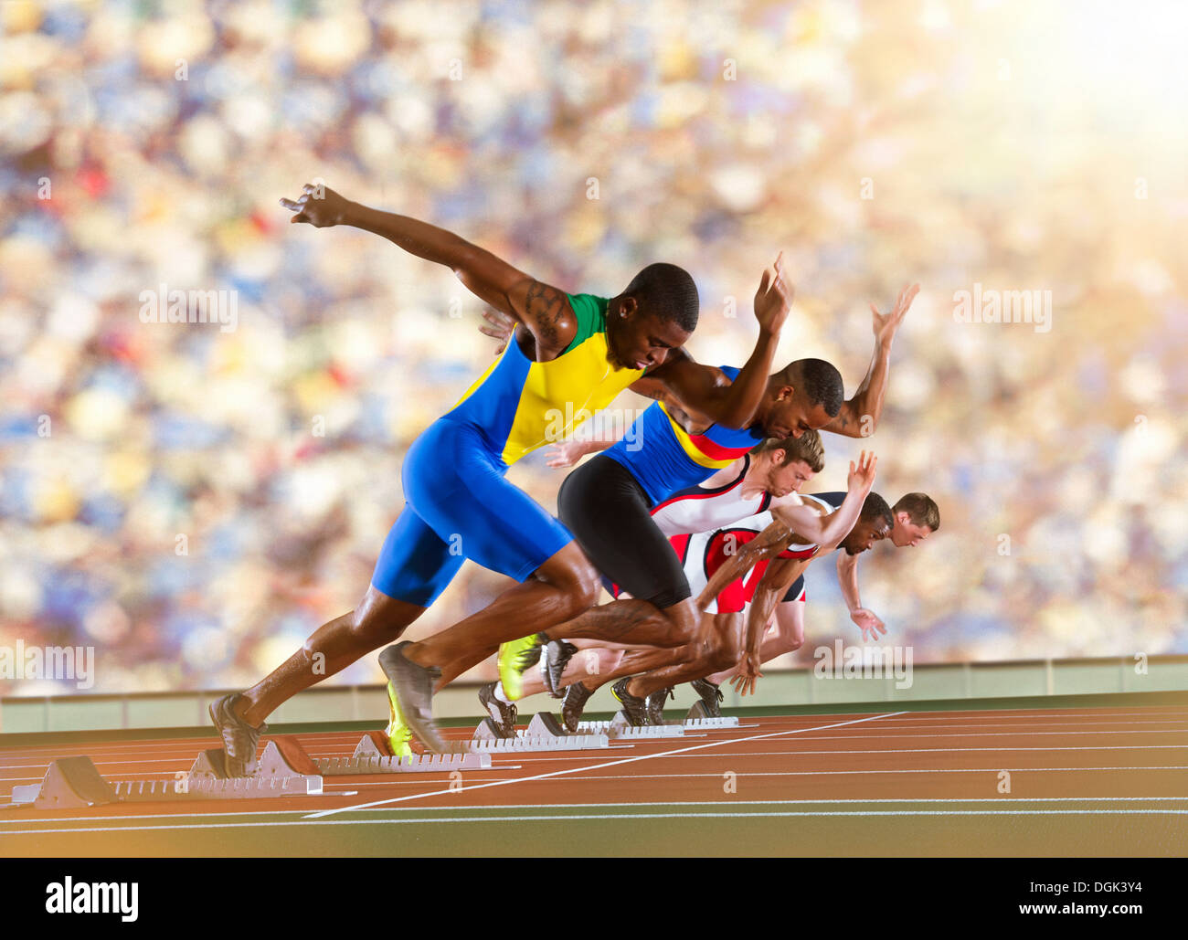 Cinco atletas, comenzando una carrera de sprint Fotografía de stock - Alamy