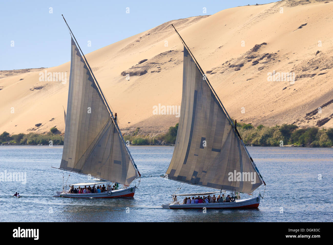 Feluchos navegando por el Nilo. Foto de stock