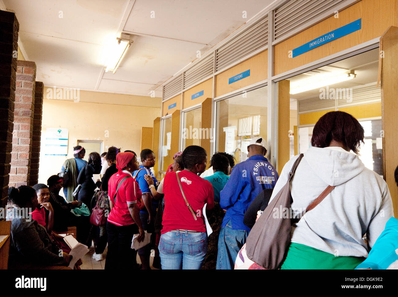 Los turistas y la gente local en el interior del puesto fronterizo Kazungula, entrando en Botswana, África Foto de stock