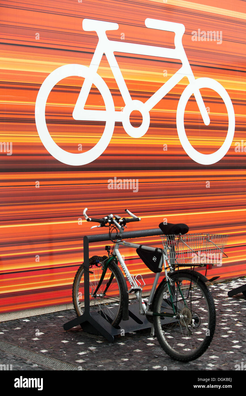 Soporte para bicicletas, bicicleta bicicleta aparcado bajo signo Foto de stock