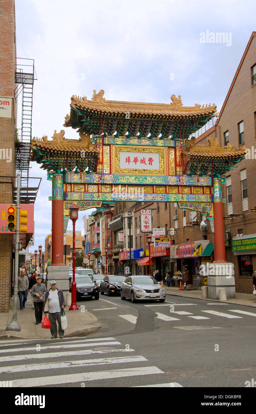 Puerta con arco chino marcando la entrada de Chinatown en Filadelfia, Pennsylvania, Estados Unidos. Foto de stock