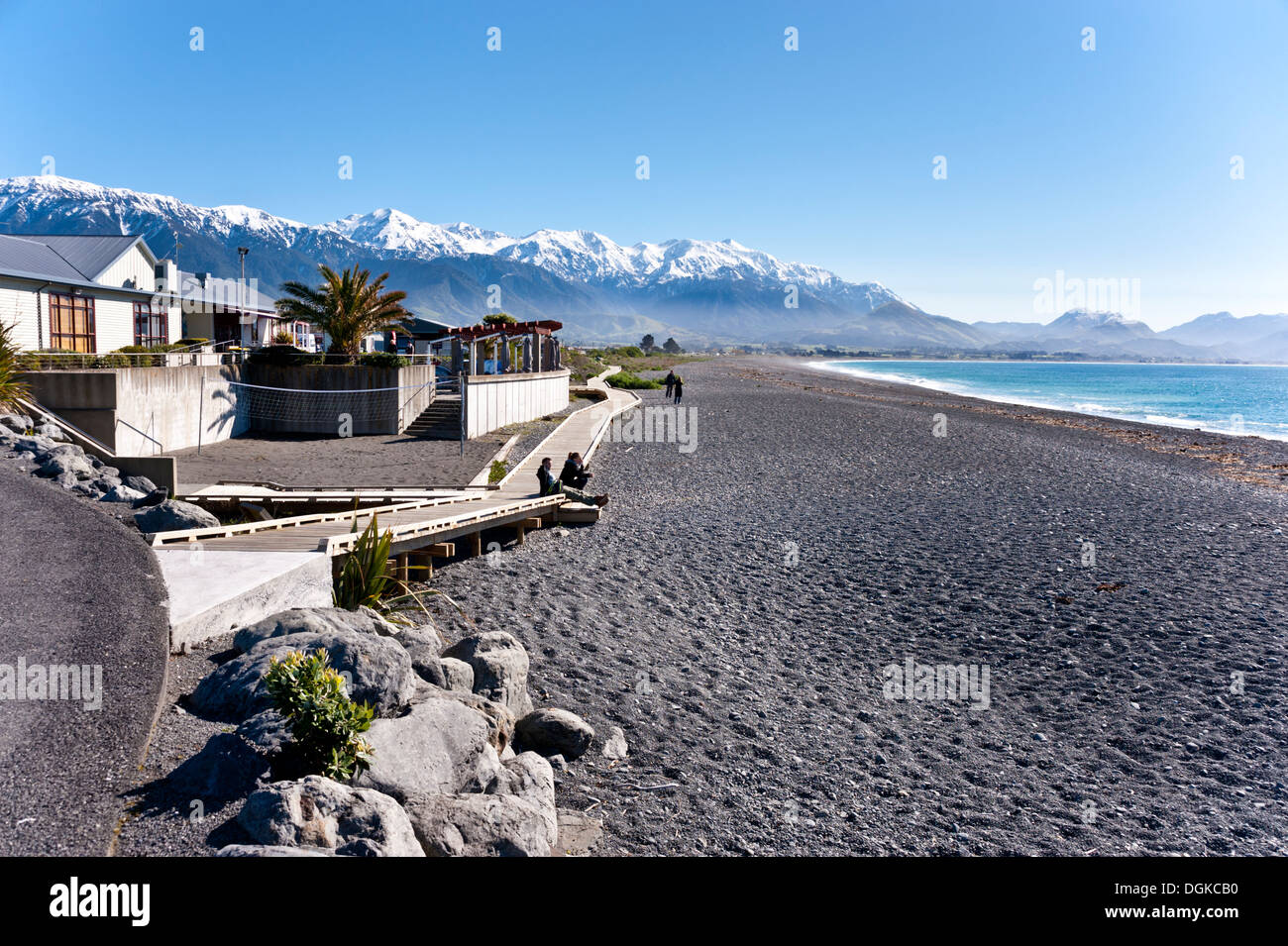 El centro y la playa de avistamiento de ballenas en Kaikoura, Isla del Sur, Nueva Zelanda. Foto de stock