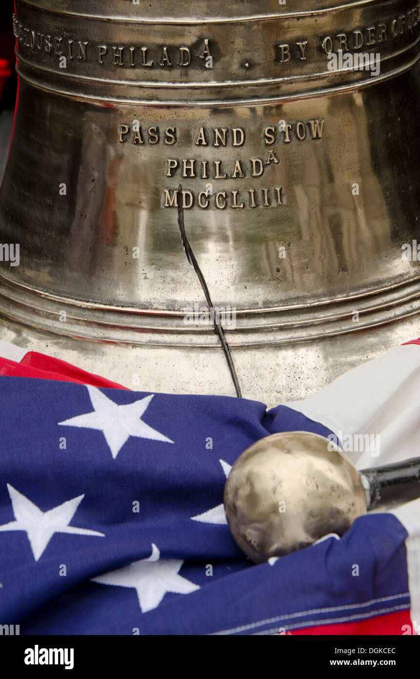 Una réplica de la Liberty Bell, Filadelfia es mostrado durante el gobierno de octubre de 2013 Cierre de Pensilvania, Estados Unidos, USA. Foto de stock