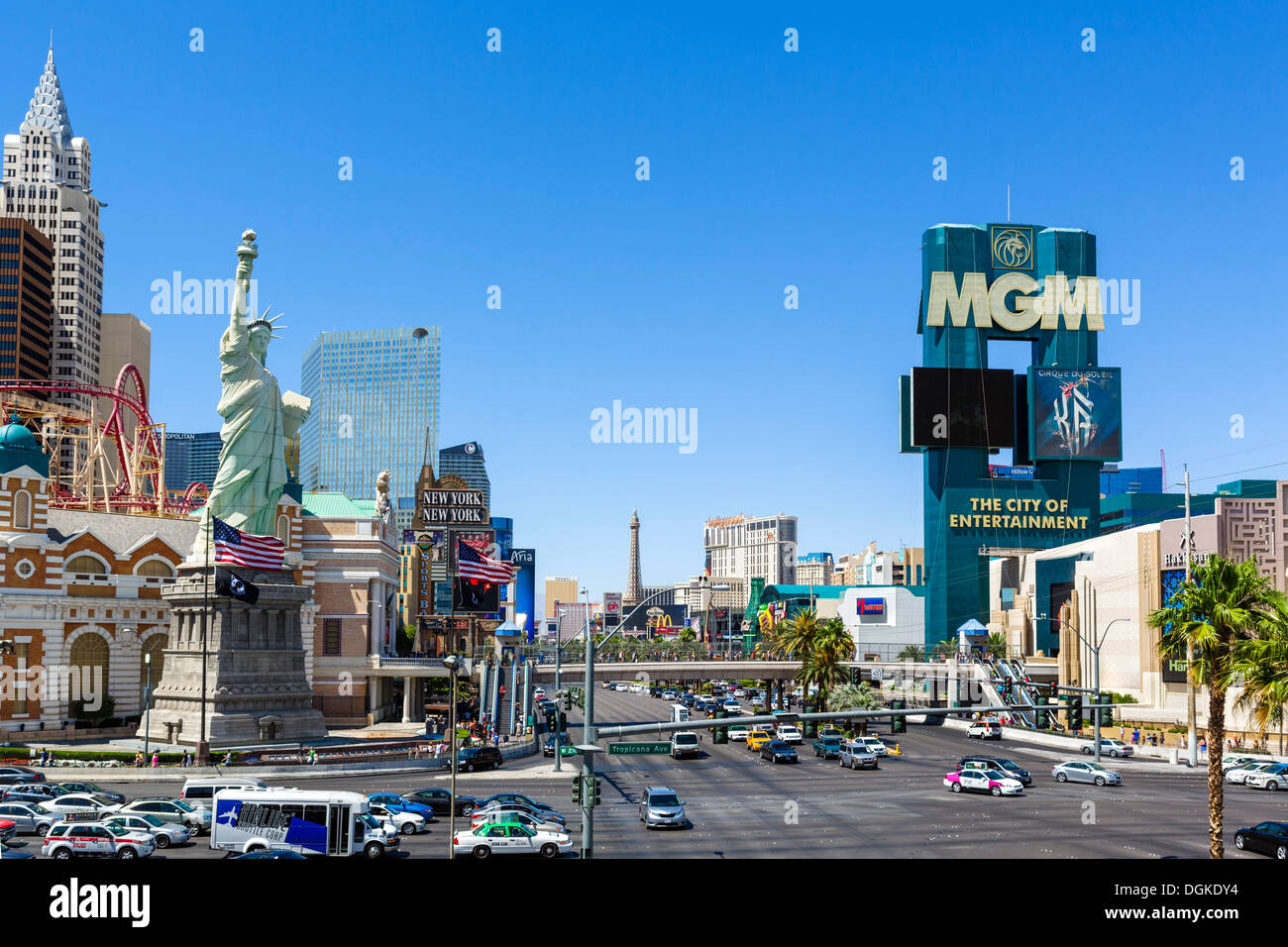 Las Vegas Boulevard South (The Strip) mirando al norte con New York-New York a izquierda y a derecha, MGM Grand de Las Vegas, Nevada, EE.UU. Foto de stock