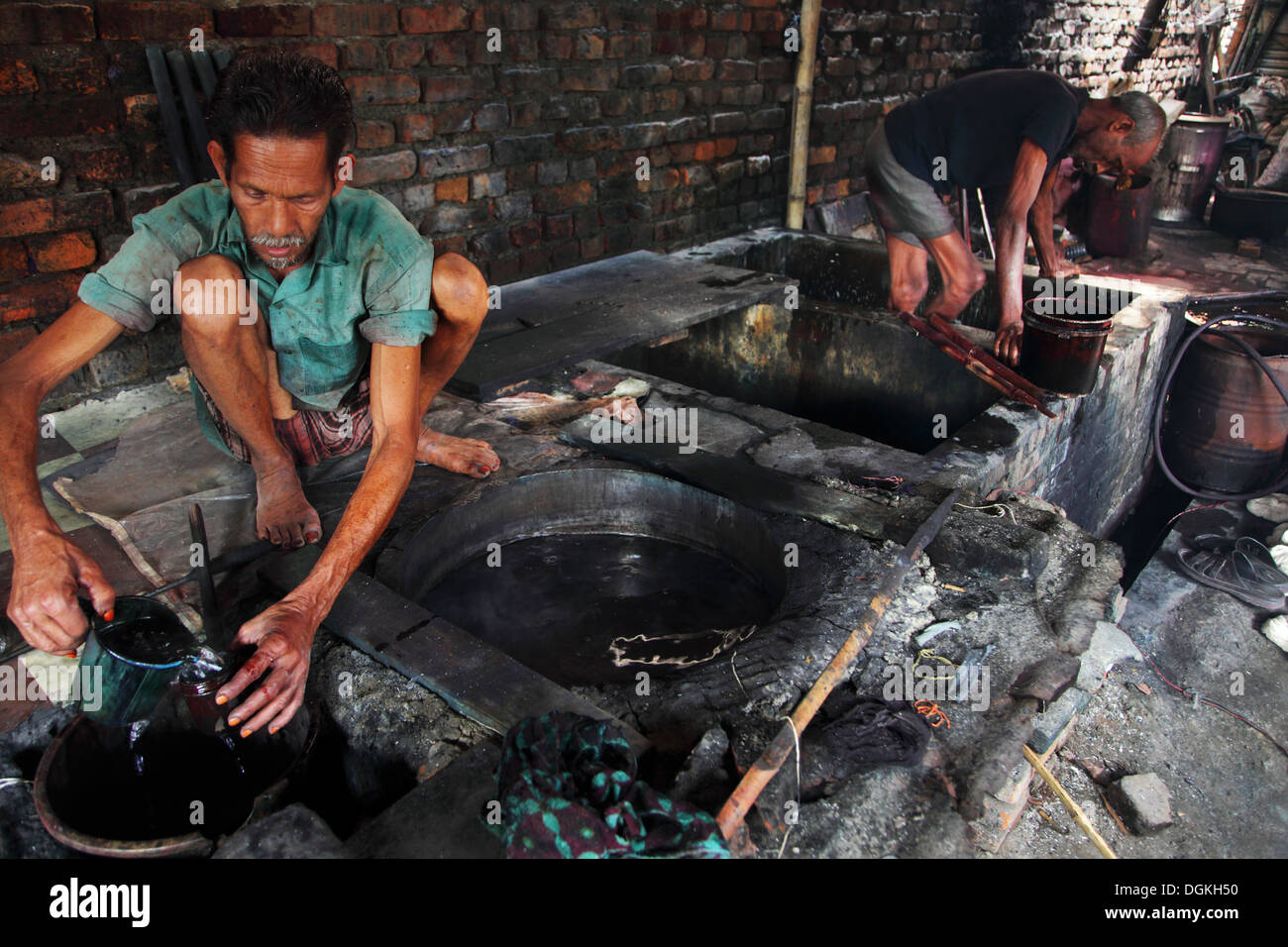 Un trabajador indio y de limpieza de algodón teñido. Foto de stock