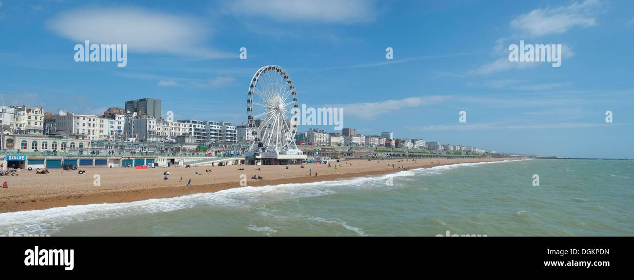Imagen panorámica de la playa de Brighton en un día soleado. Foto de stock