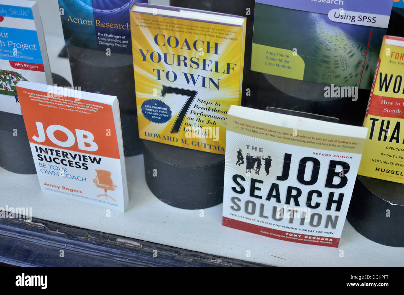 Un escaparate mostrando libros motivacionales encaminados a ayudar a encontrar un trabajo. Foto de stock