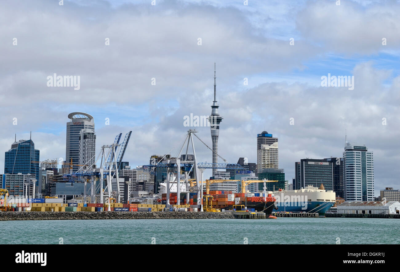 Horizonte en un contenedor-port, Auckland City, North Island, Nueva Zelanda Foto de stock