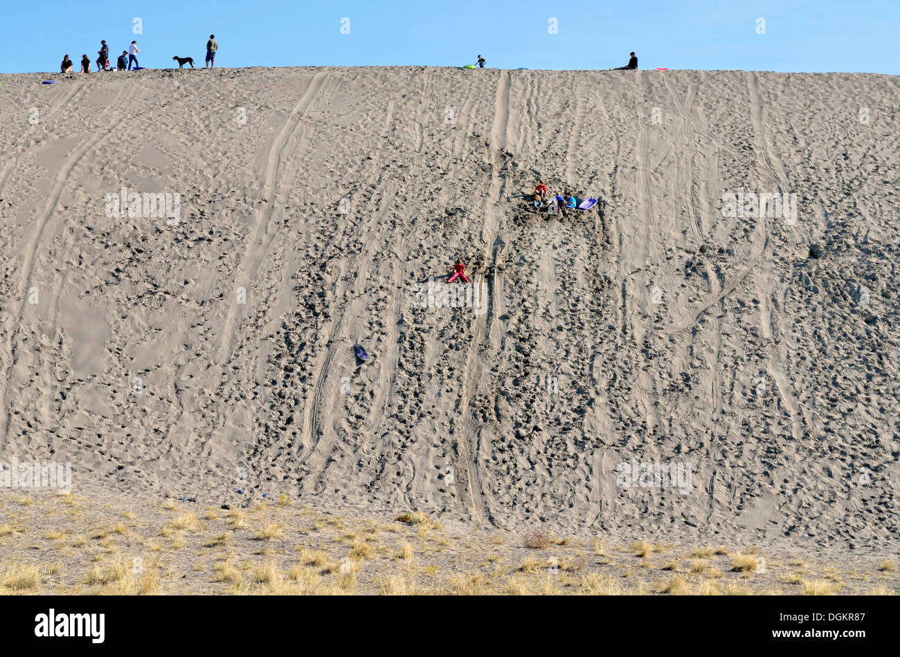 Actividad divertida sobre la pequeña duna, Bruneau Dunes State Park, Bruneau, Idaho, EE.UU. Foto de stock