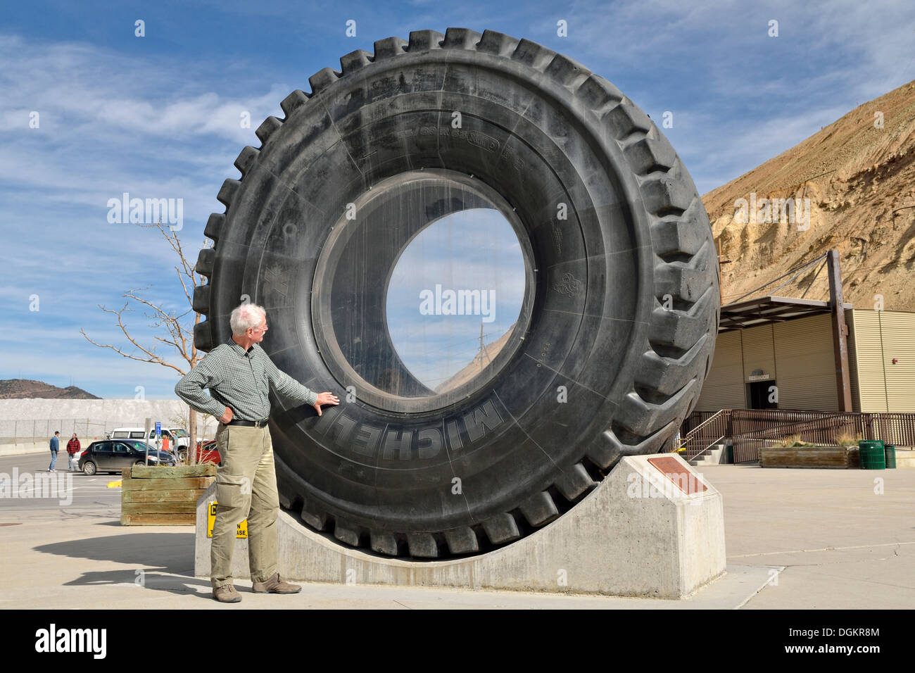 Gigante de neumáticos de camión de acarreo, neumáticos para camiones y  vehículos de minería, centro de visitantes, Kennecott Utah Copper Bingham  Canyon Fotografía de stock - Alamy
