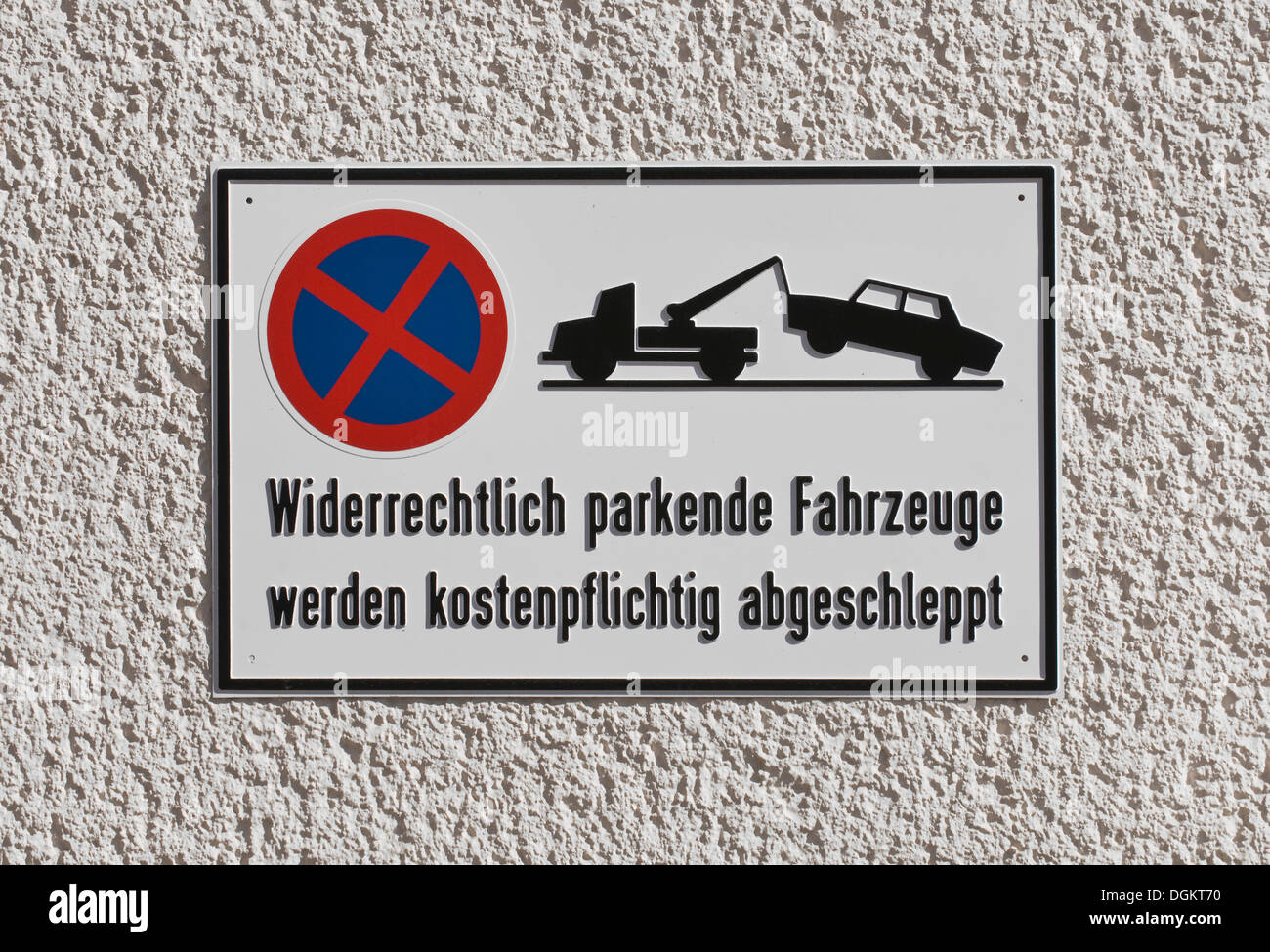 No hay aparcamiento señal indicando que "widerrechtlich geparkte Fahrzeuge werden kostenpflichtig abgeschleppt' para 'ilegalmente, alemán Foto de stock