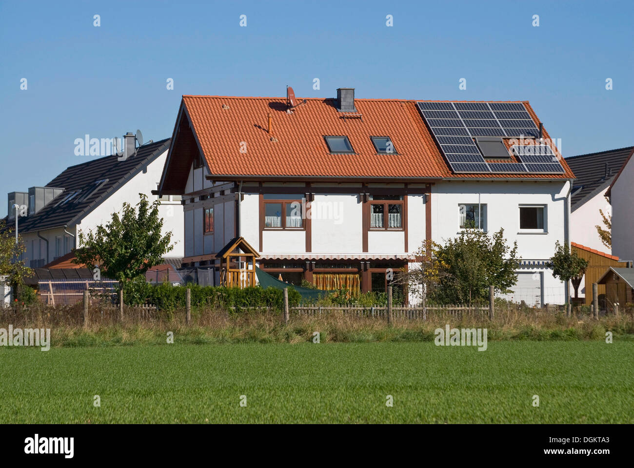 Casa multi-familiar en el desarrollo de viviendas residenciales con paneles solares en el techo, PublicGround Foto de stock