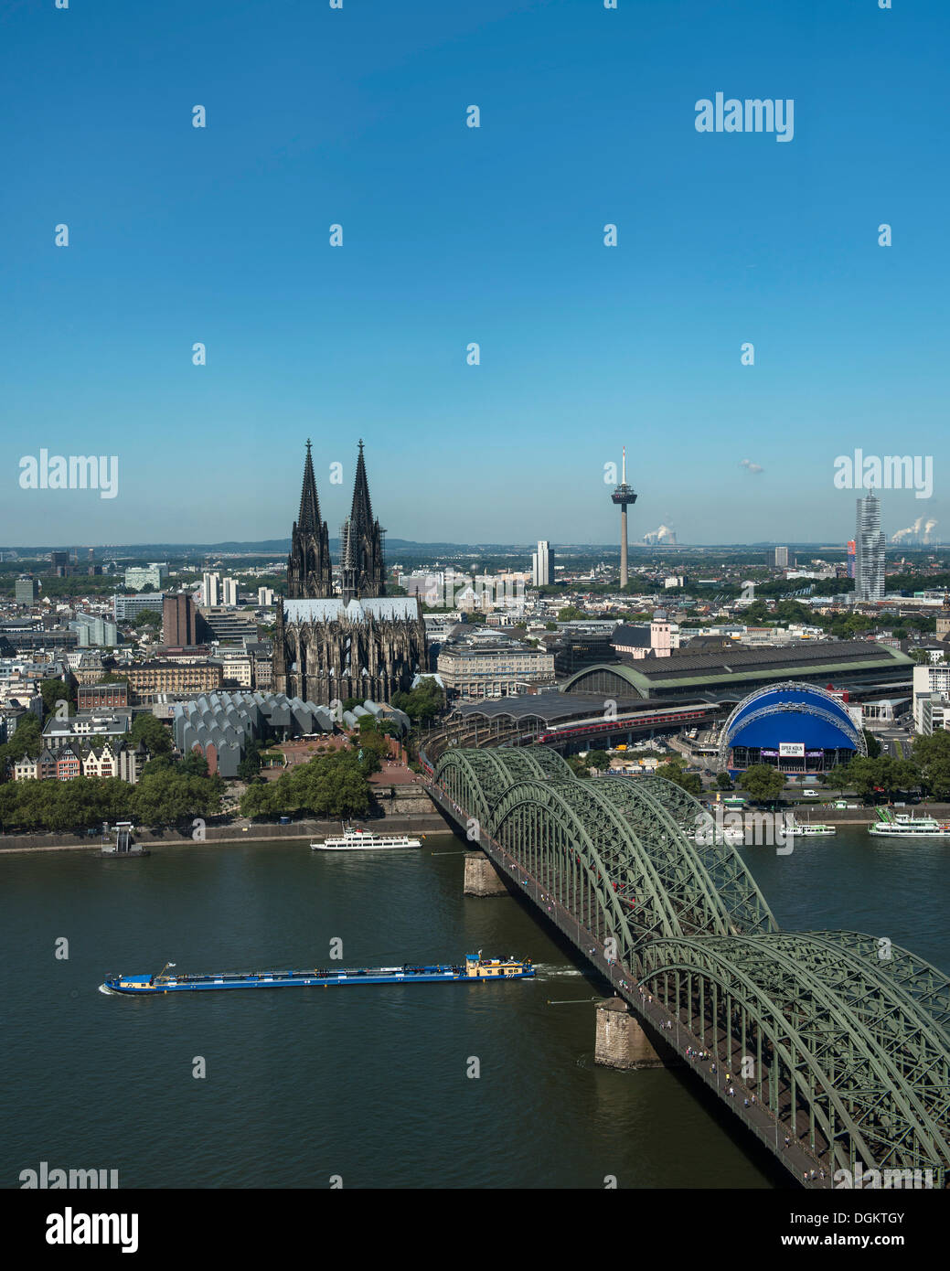 Vistas al río Rin, vista del distrito histórico, el Museo Ludwig, la catedral de Colonia, la Estación Central, el Opernzelt Foto de stock