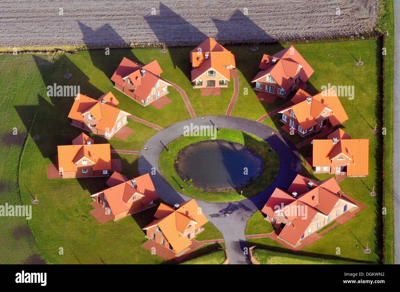 Vista aérea, rundling moderno, una forma del pueblo circular con idénticas cottages, construido en un círculo, cerca de Wilhelmshaven Foto de stock