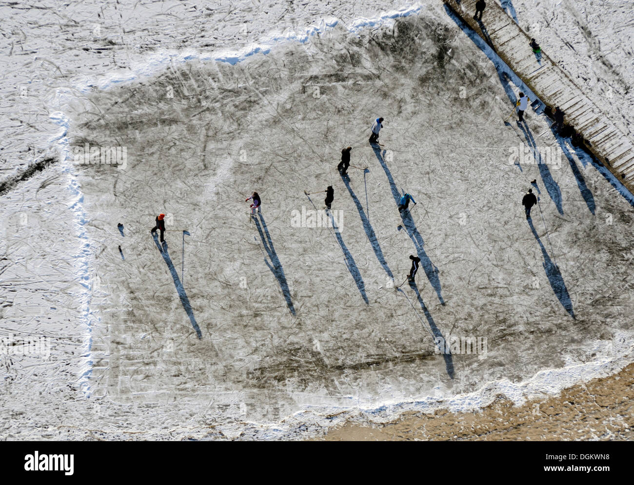 Vista aérea, los patinadores sobre hielo en el lago, Tatenberg Achtermoor, Hamburgo, Hamburgo, Alemania. Foto de stock