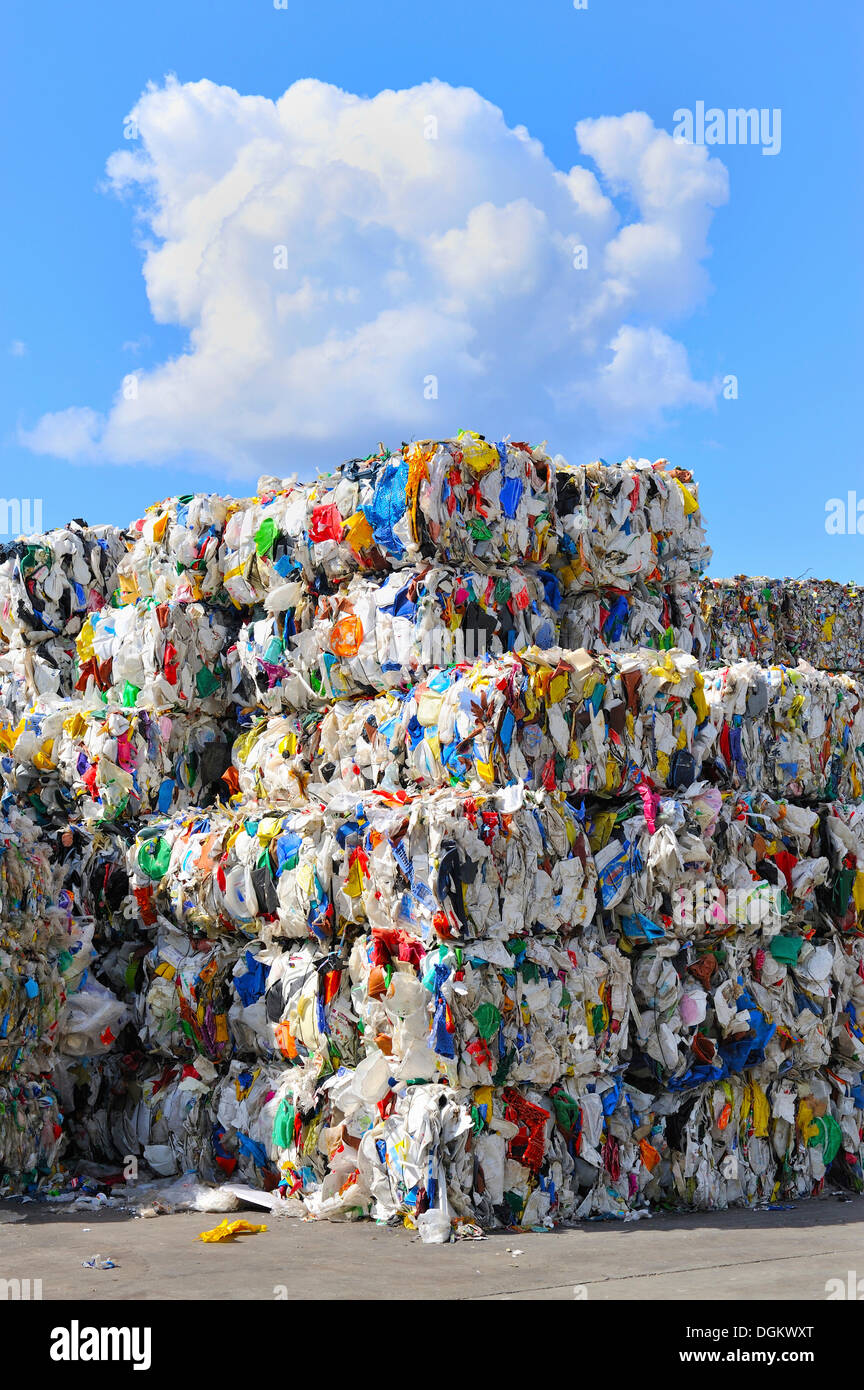 La basura de plástico apilados, Hamburgo, Hamburgo, Hamburgo, Alemania. Foto de stock