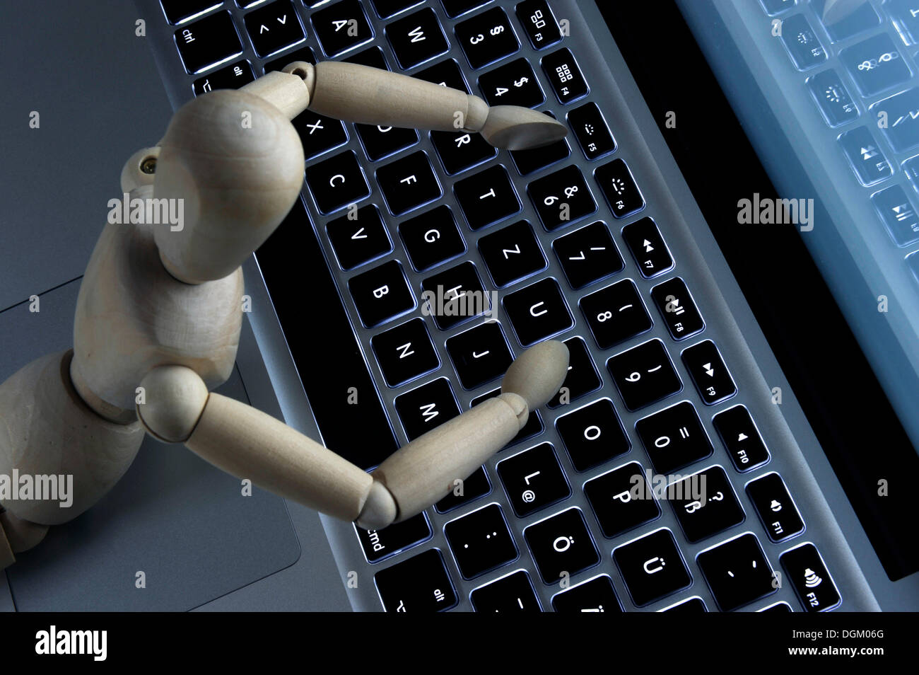 Maniqui en el teclado, la imagen simbólica para los seres humanos y los ordenadores Foto de stock