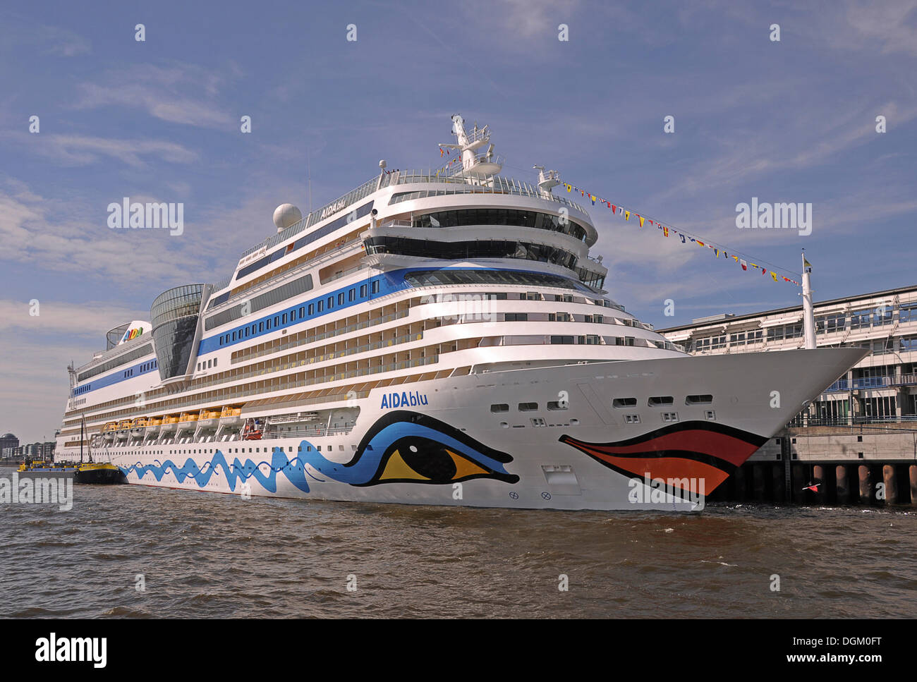 Aida crucero azul en el puerto de Hamburgo, la terminal de cruceros de Altona, Hamburgo Foto de stock