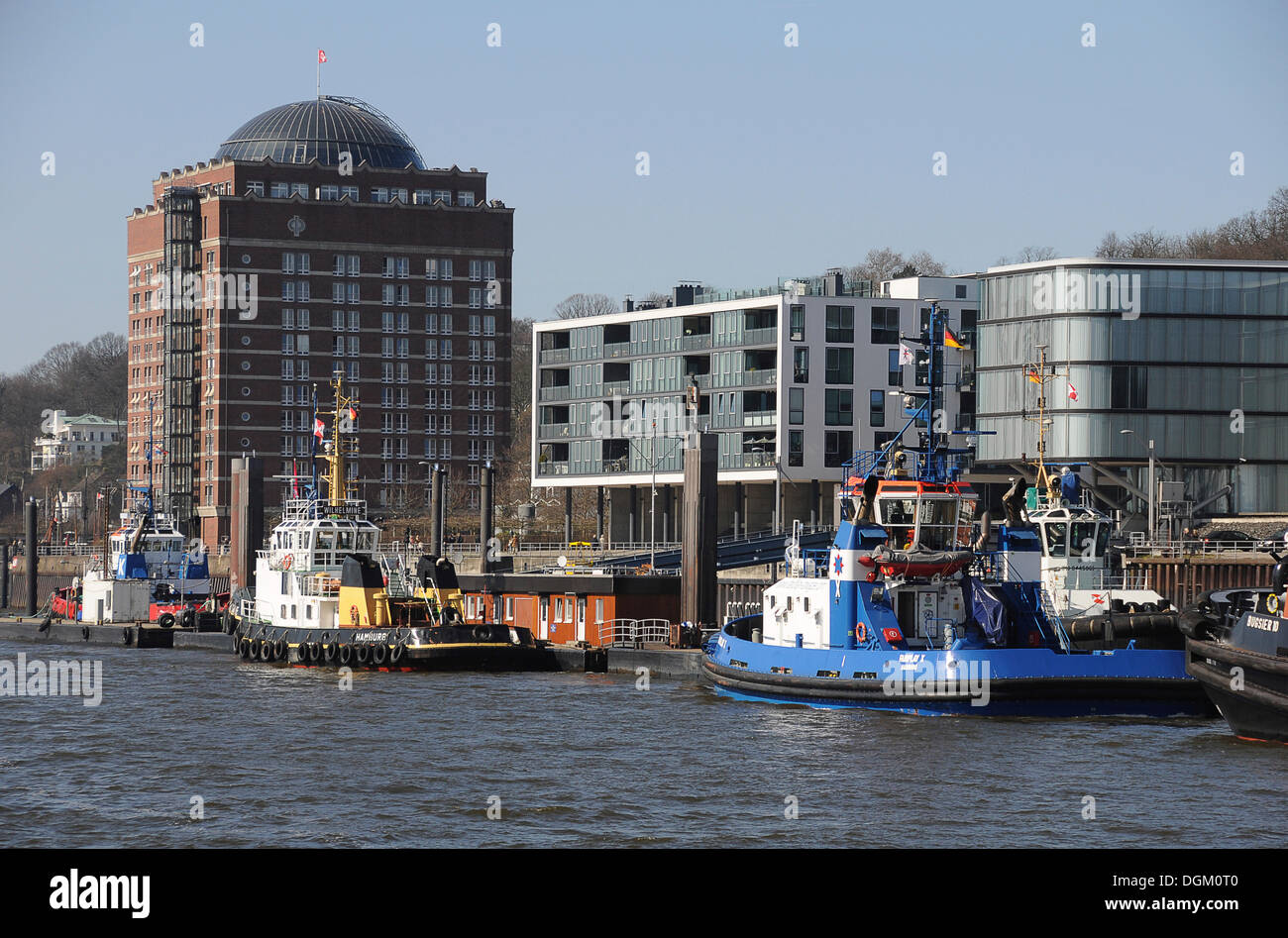 Augustinum casa de retiro, edificio de oficinas y remolcadores, el puerto de Hamburgo, Altona, Hamburgo Foto de stock