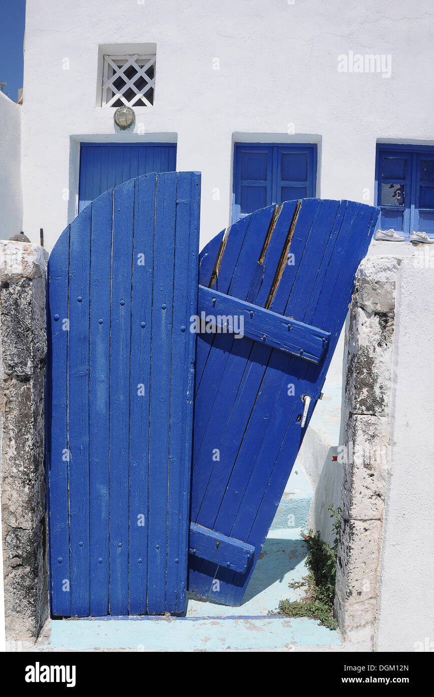 Blue Gate, Fira, Santorini, Grecia, Europa PublicGround Foto de stock