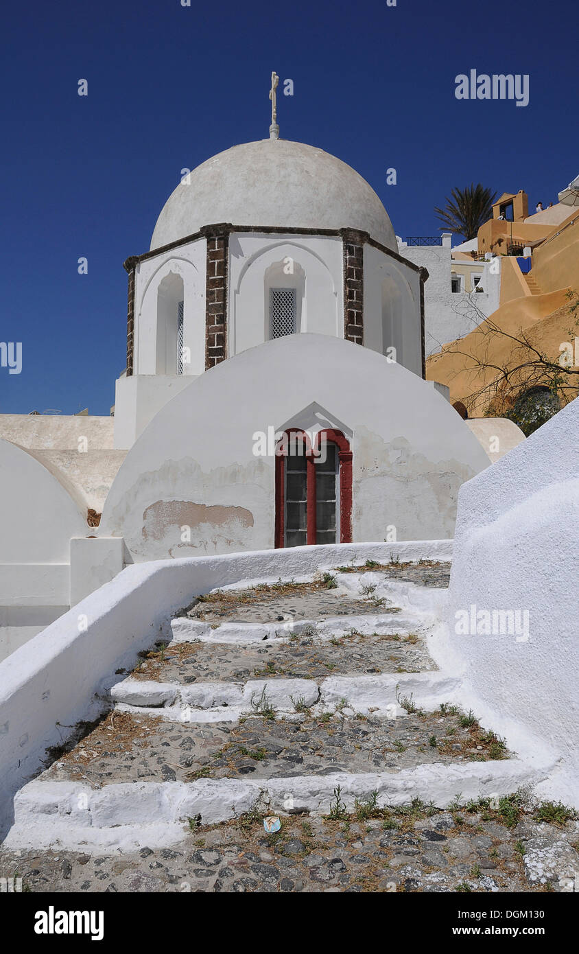 Iglesia con una cúpula blanca, Oia, Santorini, Grecia, Europa PublicGround Foto de stock