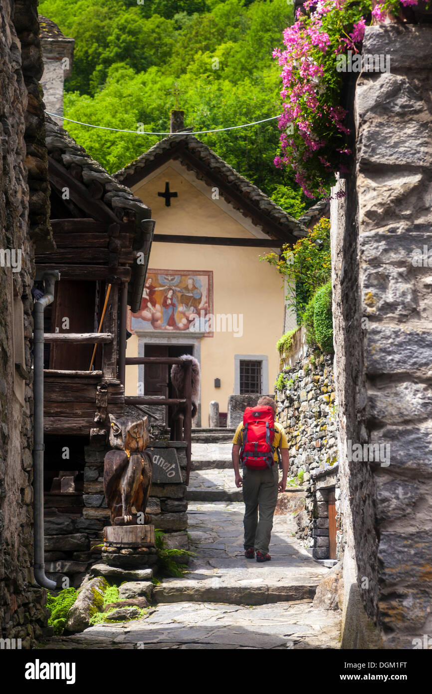 Un hombre de la aldea de senderismo, valle bavona foroglio, val bavona, valle de Maggia, valle maggia, Tesino, Suiza, Europa Foto de stock