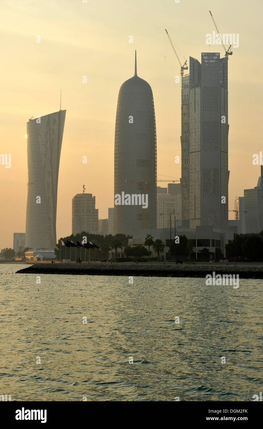 Auge de la construcción en Doha, la navegación, la Torre Torre Al-Thani, Emirato de Qatar, en el Golfo Pérsico, Oriente Medio, Asia Foto de stock