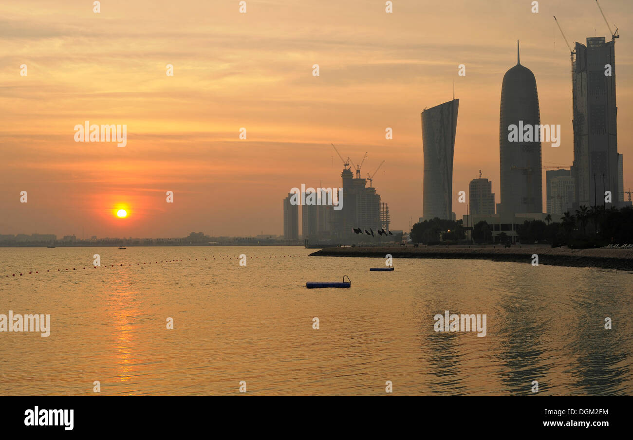 Sunset, el Golfo Pérsico, la navegación, la Torre Torre Al-Thani, Doha, Emirato de Qatar, Medio Oriente, Asia Foto de stock