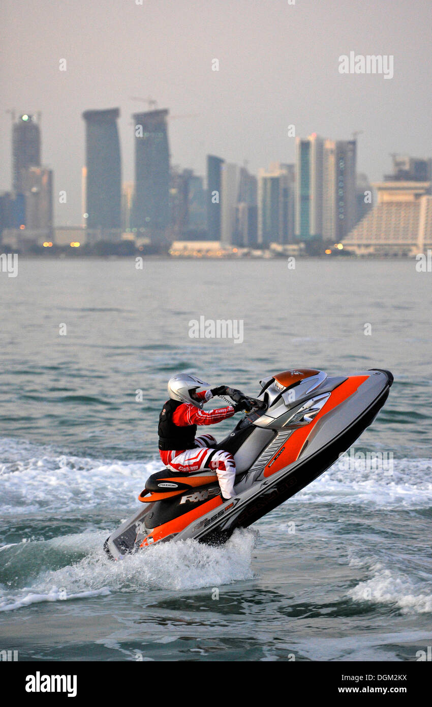 Jetski, motos acuáticas, jetboat en frente de la ciudad de Doha, Qatar