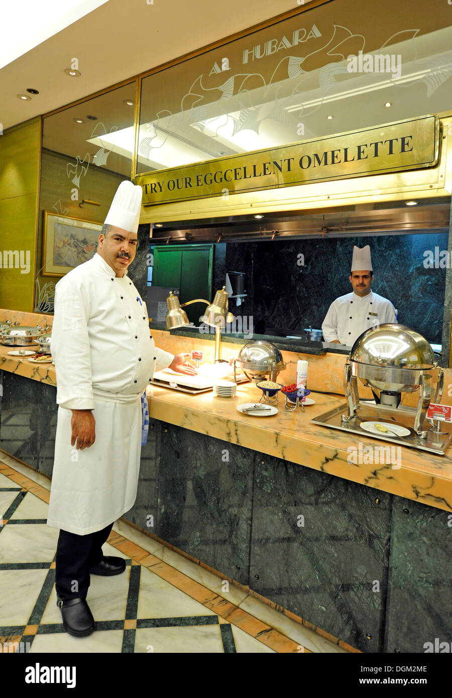 Interior, cocineros delante de un buffet, el Hotel Sheraton Doha, Doha, Qatar, el Golfo Pérsico, Oriente Medio, Asia Foto de stock
