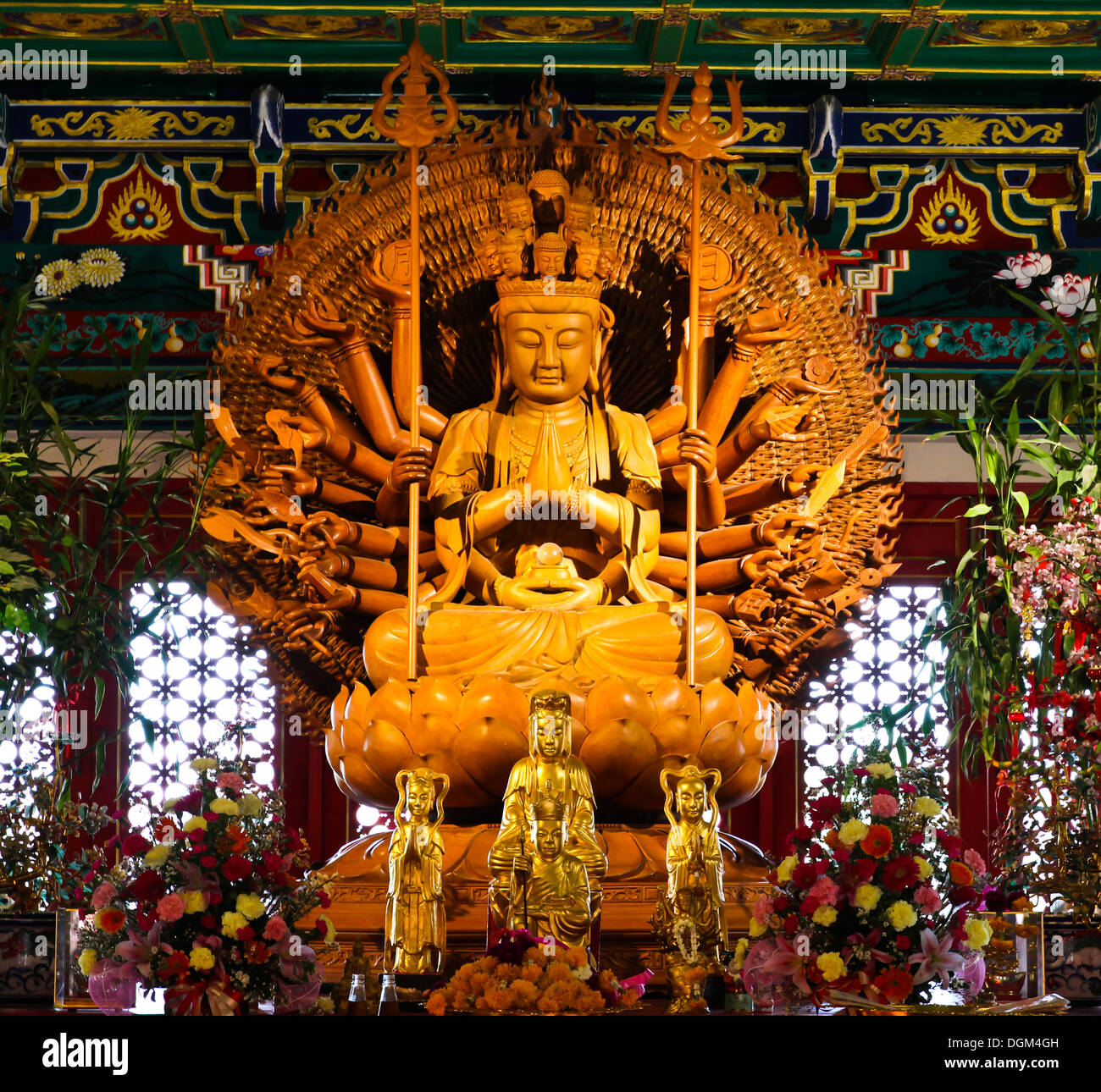 Las Mil Manos de Buda de madera en el templo chino,Tailandia Fotografía de  stock - Alamy