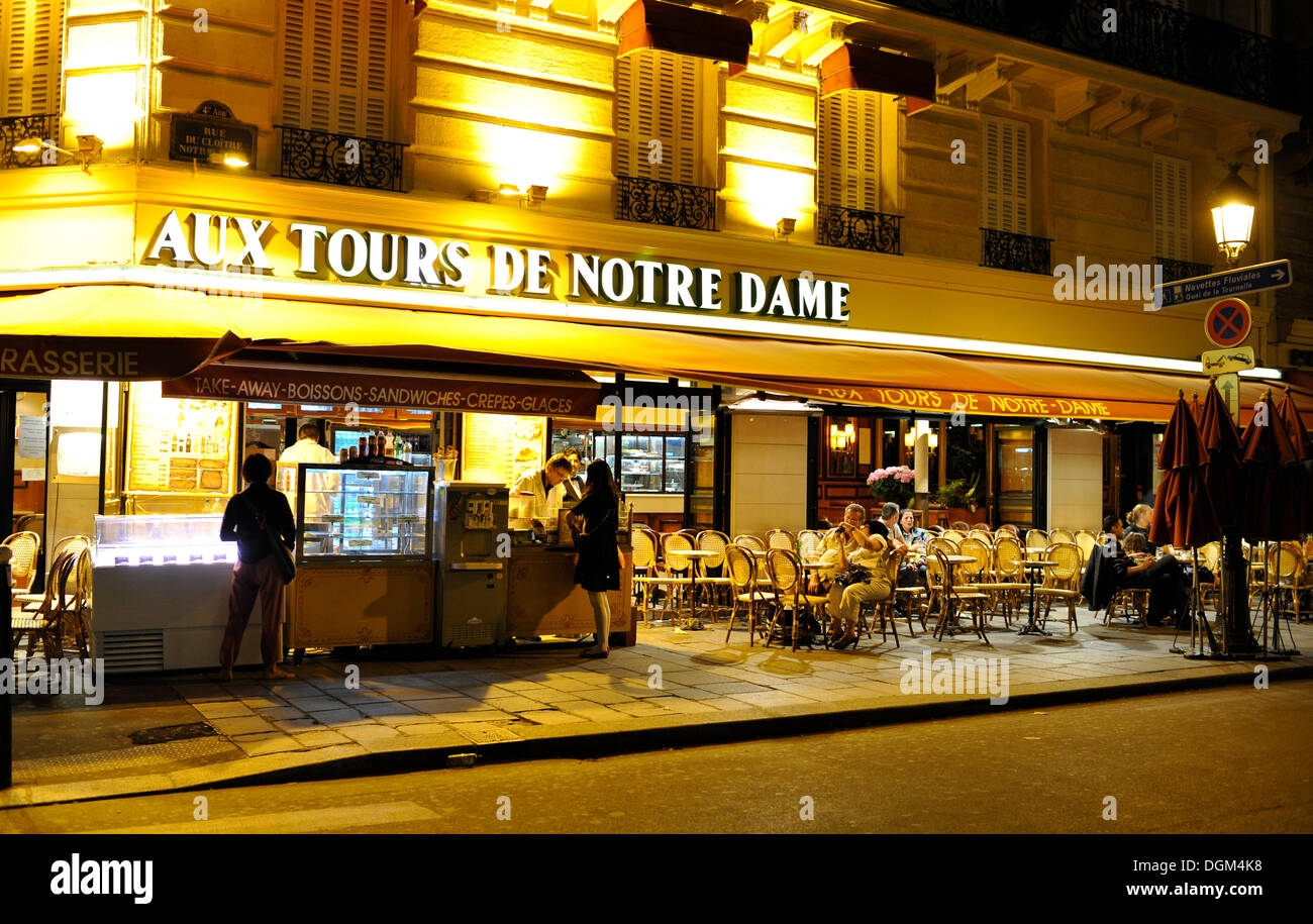 Night Shot, una brasserie, un café Aux Tours de Notre-Dame cafe, citar Michel, París, Francia, Europa Foto de stock
