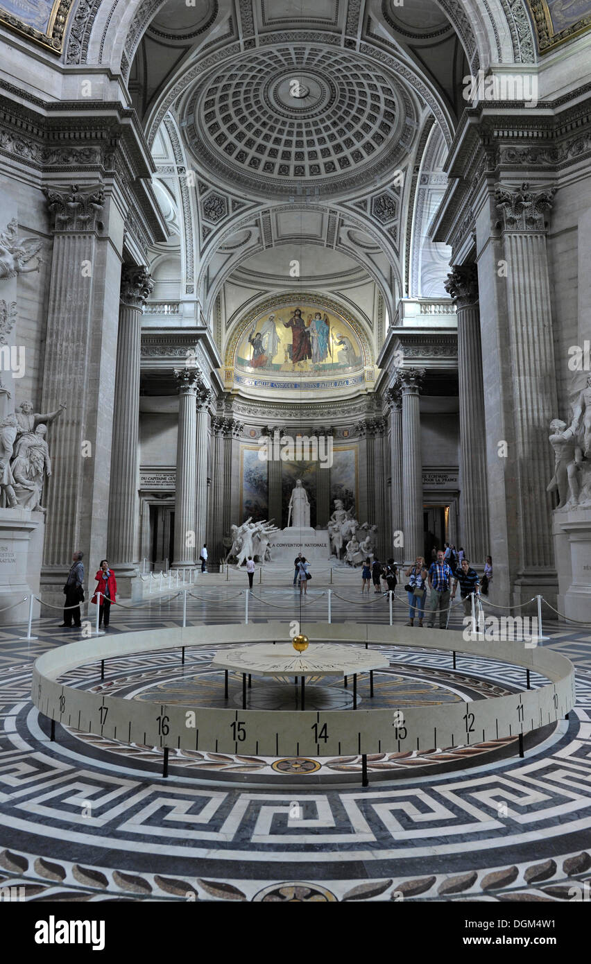 Interior con el péndulo Foucault como pruebas empíricas de la rotación de la tierra, el Panteón, el Mausoleo Nacional para francés. Foto de stock