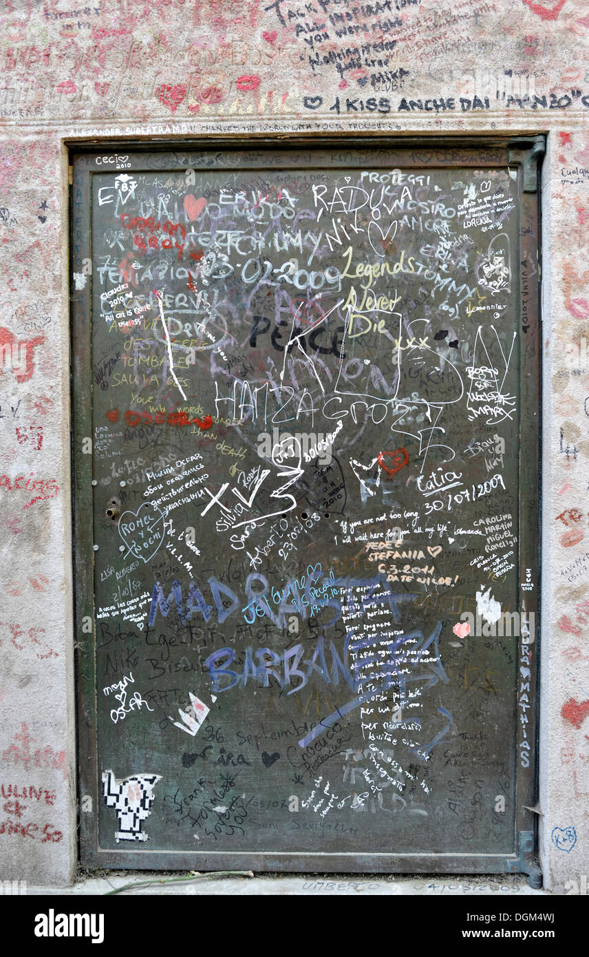 Mensajes y graffiti en la tumba de piedra de Oscar Wilde, en el cementerio Pere Lachaise, en París, Francia, Europa Foto de stock