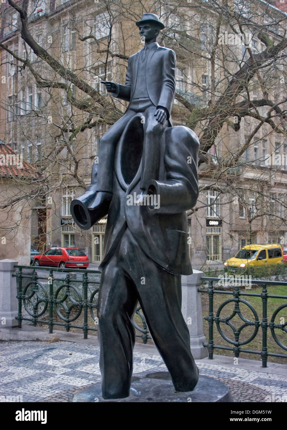 Escultura que representa el escritor Franz Kafka, Praga, República Checa. Foto de stock