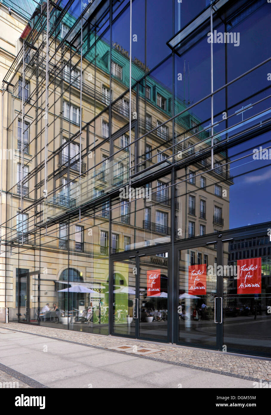 Hotel Adlon se refleja en la fachada de cristal de la Academia de Artes, Unter den Linden, el distrito Mitte, Berlin Foto de stock