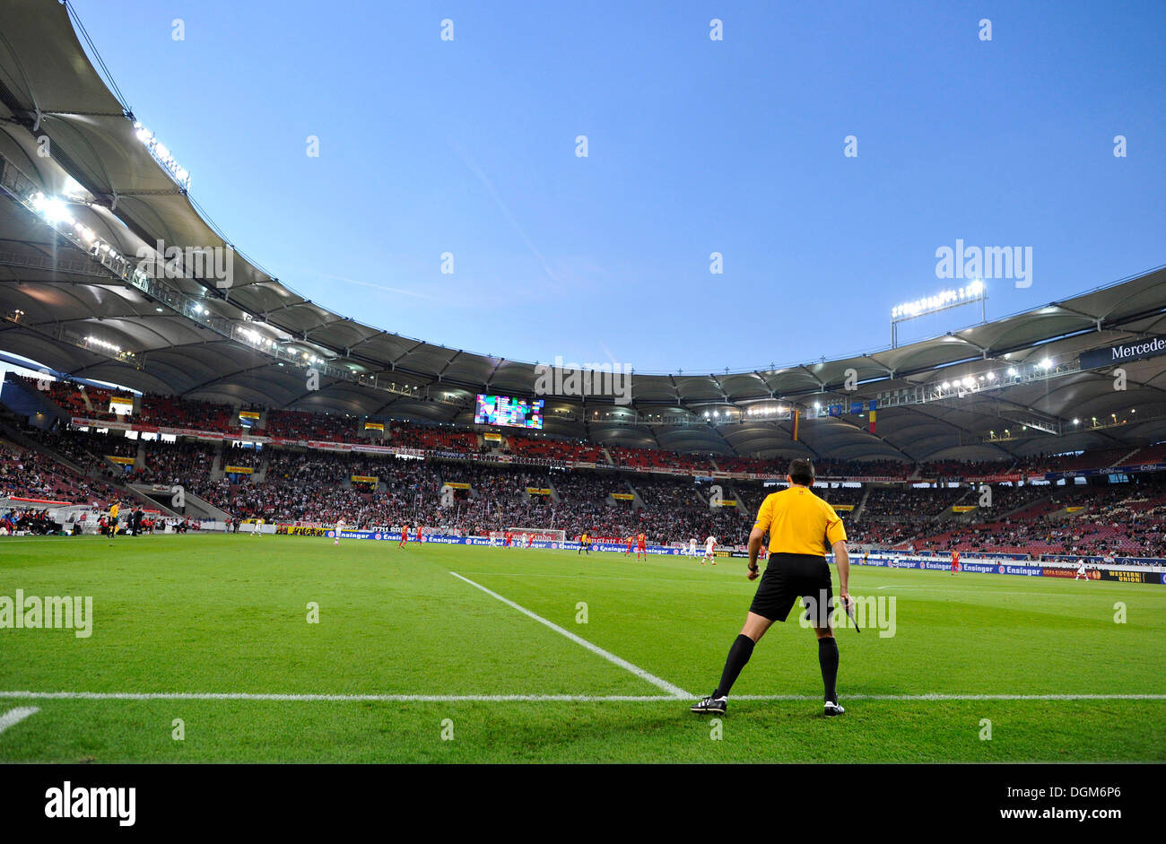 Línea de meta de árbitro en partidos internacionales, Mercedes-Benz Arena, Stuttgart, Baden-Wurtemberg Foto de stock