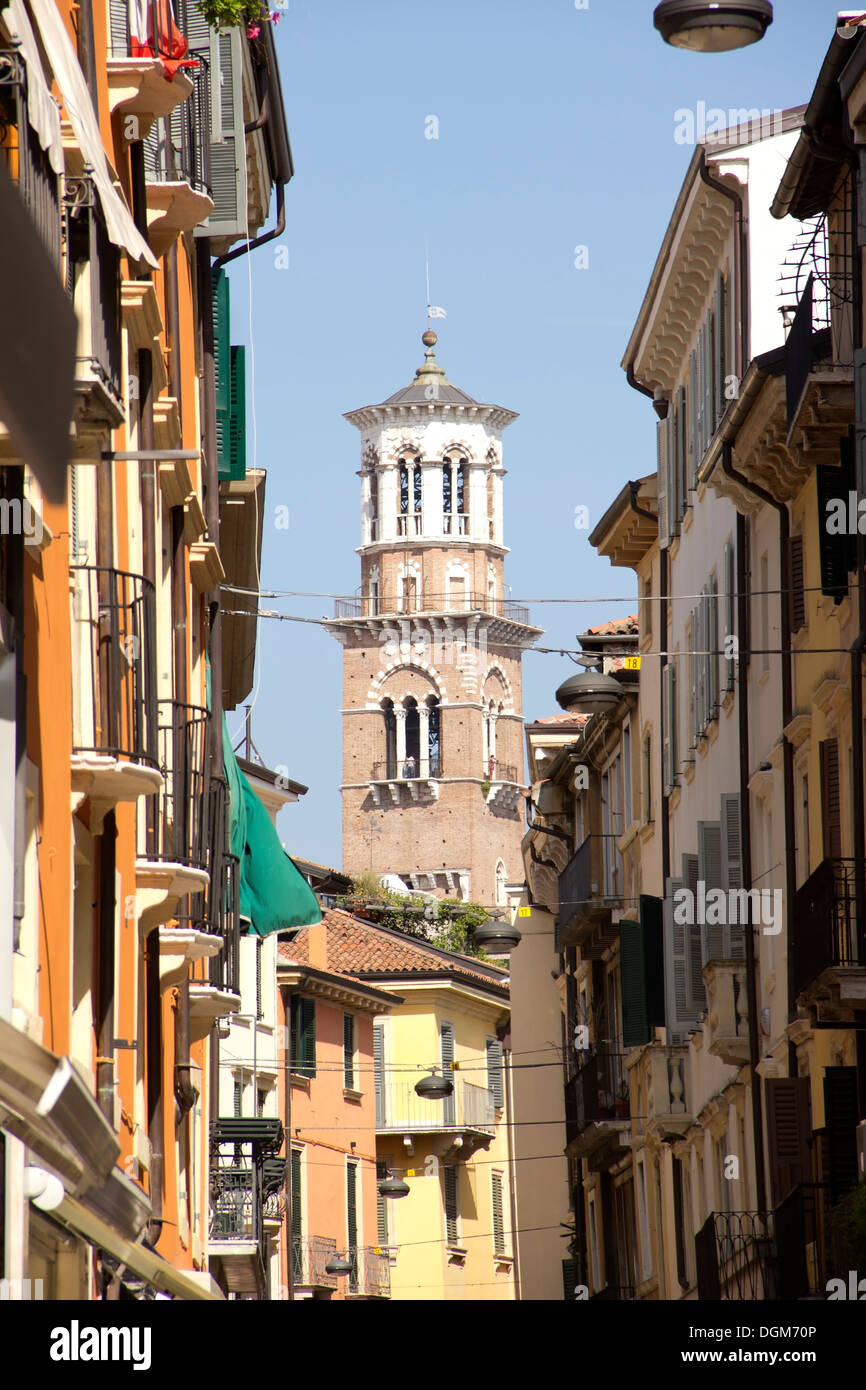 Calle de Verona con vista del Duomo Foto de stock