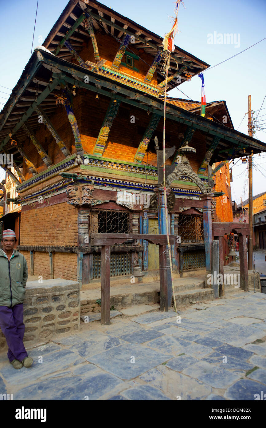 Templo en la calle principal de la antigua estación de la colina Newari (Mountain Village), Bandipur, Tanahu District, Nepal, Asia Foto de stock