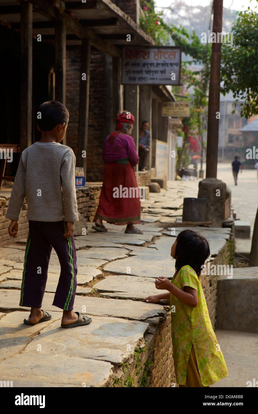 Escena callejera en la antigua estación de la colina Newari (Mountain Village) de Bandipur, Tanahu District, Nepal, Asia Foto de stock