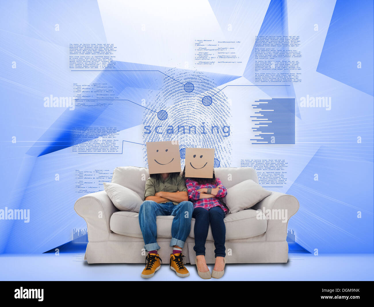 Pareja con cajas en la cabeza sentado en el sofá bajo impresión dactilar holográfica Foto de stock