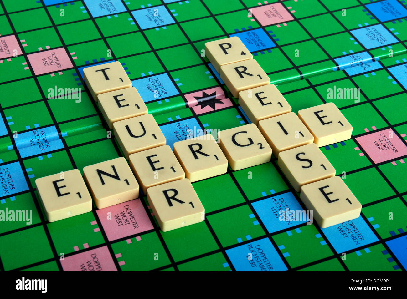 Scrabble letras que forman las palabras teure, Energie y Preise, Alemán para caros los precios de la energía Foto de stock