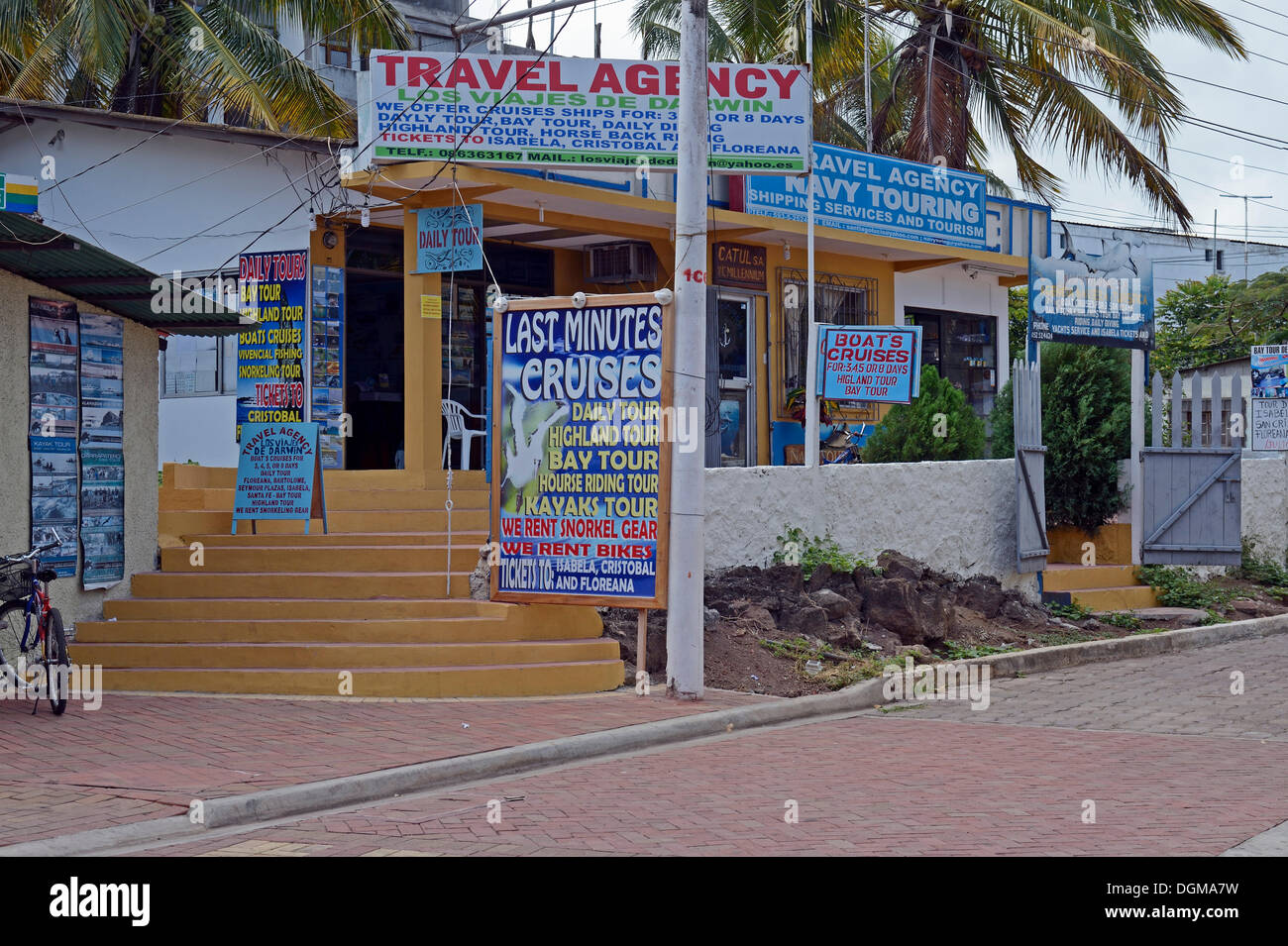 Agencia de viajes que ofrece excursiones en Puerto Ayora, Isla Santa Cruz,  Isla infatigable, el archipiélago de las Galápagos, Ecuador Fotografía de  stock - Alamy