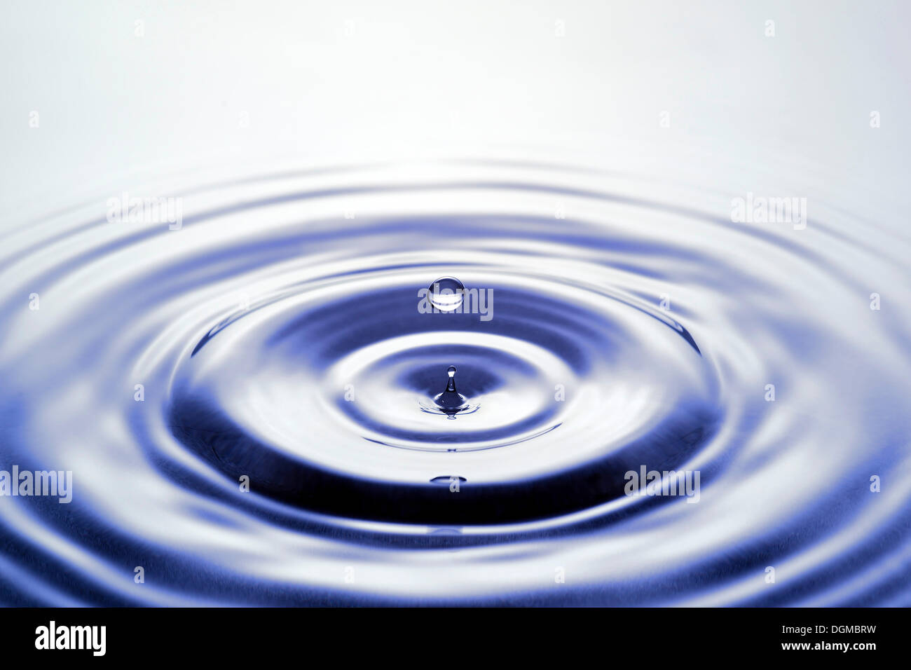 Las gotas de agua cayendo sobre la superficie del agua Foto de stock