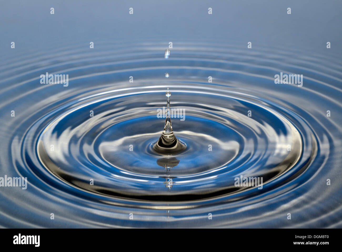 Las gotas de agua cayendo sobre la superficie del agua Foto de stock