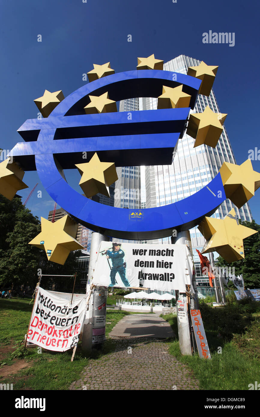 Euro escultura y banderas del movimiento "ocupan", Banco Central Europeo, BCE, Frankfurt am Main, Hesse. Foto de stock
