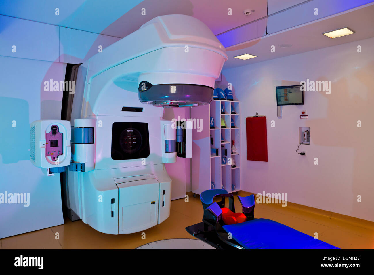Acelerador de partículas lineal en una práctica de radioterapia