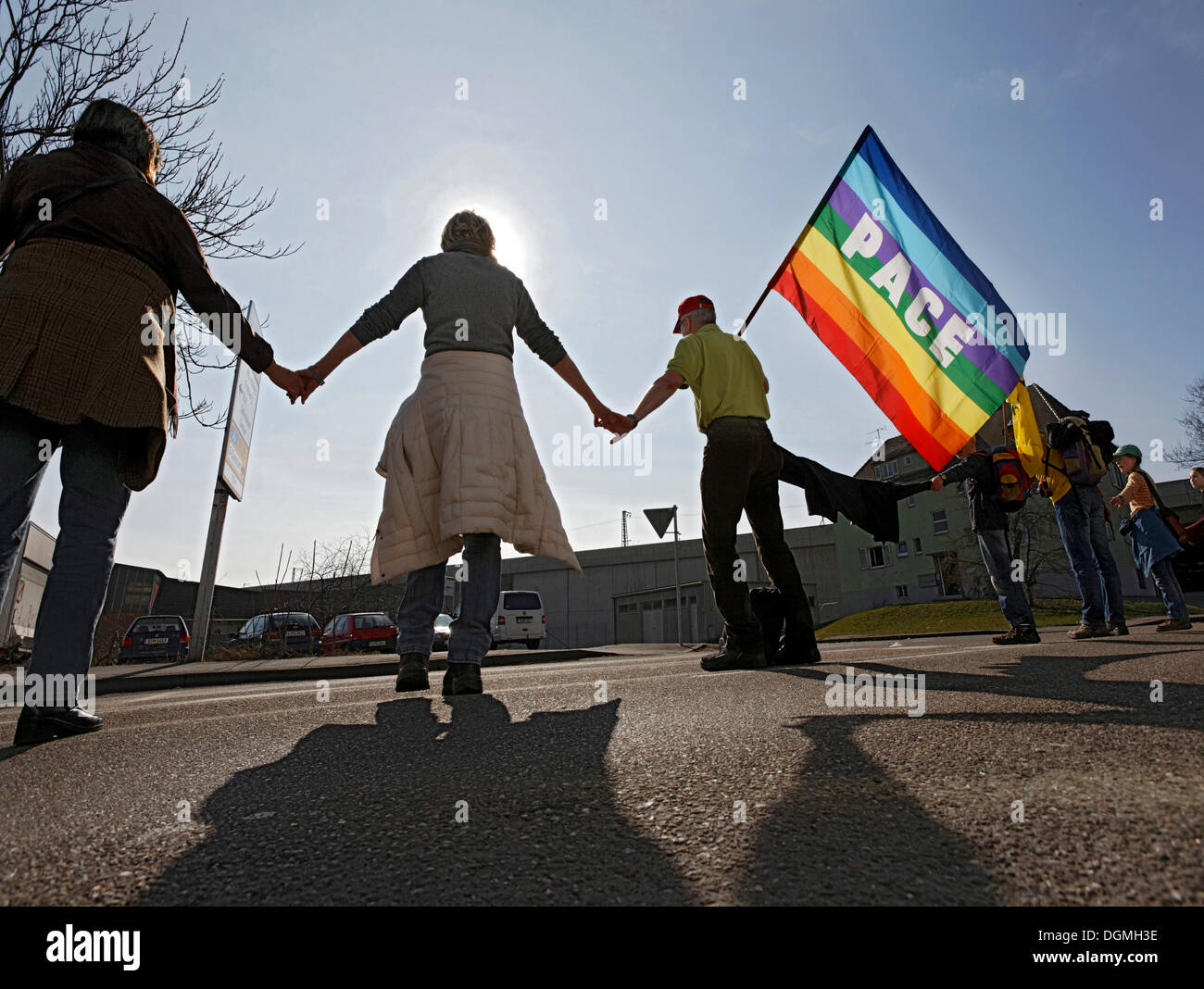 Cadena humana con la bandera de la paz para protestar contra la energía nuclear en la parte delantera de la planta nuclear Neckarwestheim en Stuttgart Foto de stock